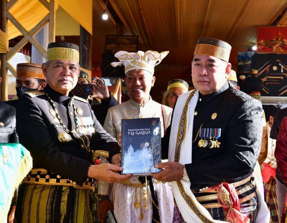 Bupati Luwu Basmin Mattayang (kiri) saat menyerahkan buku prosa puitis "Romansa Purba dalam Stanza I La Galigo" pada Sekretaris Daerah Provinsi Sulsel Abdul Hayat Gani, 23 Januari 2022. (Dok. Humas Pemprov Sulsel)