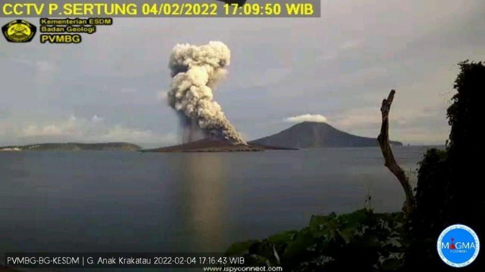 Gunung Anak Krakatau Erupsi Sesaat Sebelum Gempa Bayah