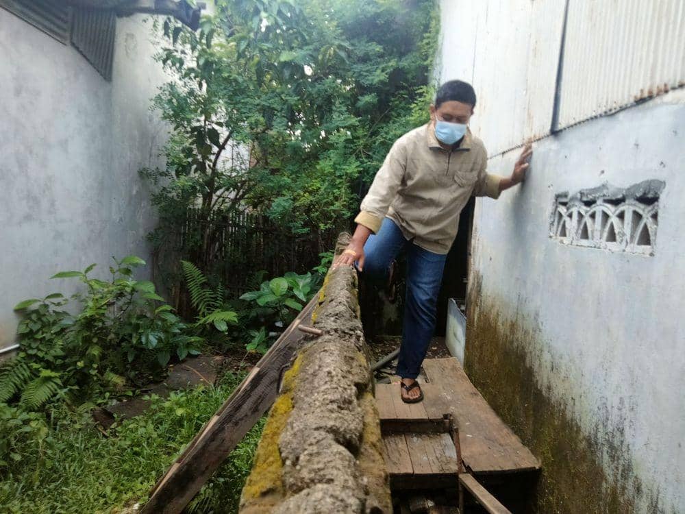 Kondisi rumah warga di Makassat terkurung tembok, harus panjat tangga untuk beraktivitas / Istimewa