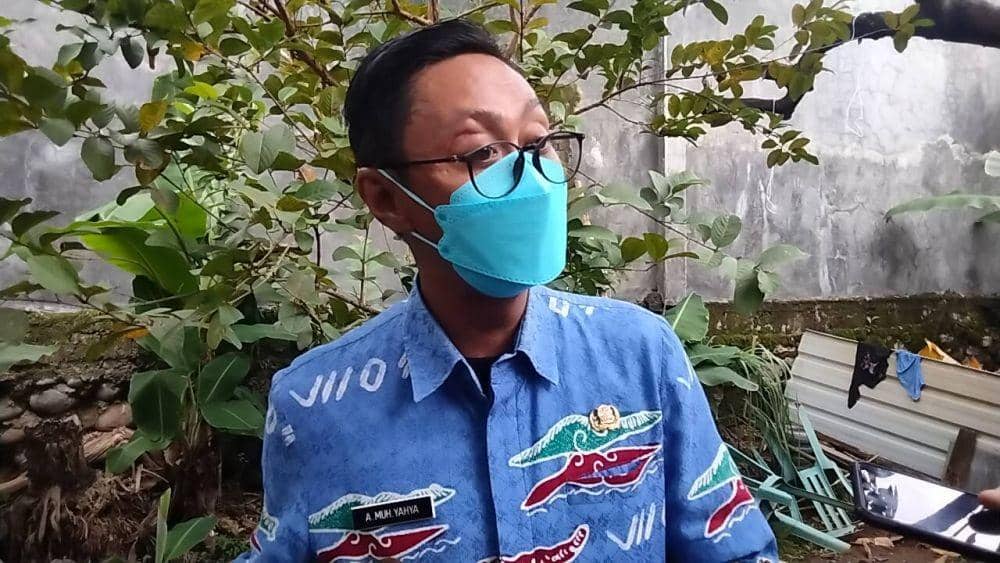 Lurah Borong, Kecamatan Manggala, Kota Makassar Muh Yahya merespons rumah warga terkurung tembok / Istimewa