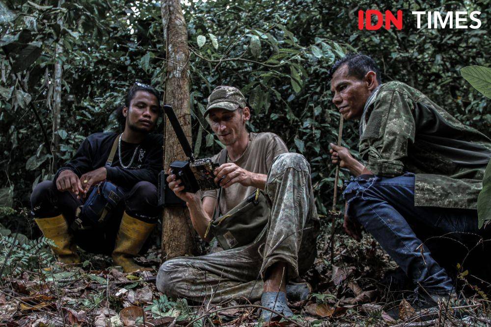 Pemasangan kamera pengintai di kawasan perkebunan warga, Desa Batu Jongjong, Kecamatan Bahorok, Kabupaten Langkat, Sumatra Utara, Rabu (2/1/2022). Kamera ini untuk memantau pergerakan harimau Sumatra yang memangsa ternak milik warga. (IDN Times/Prayugo Utomo)