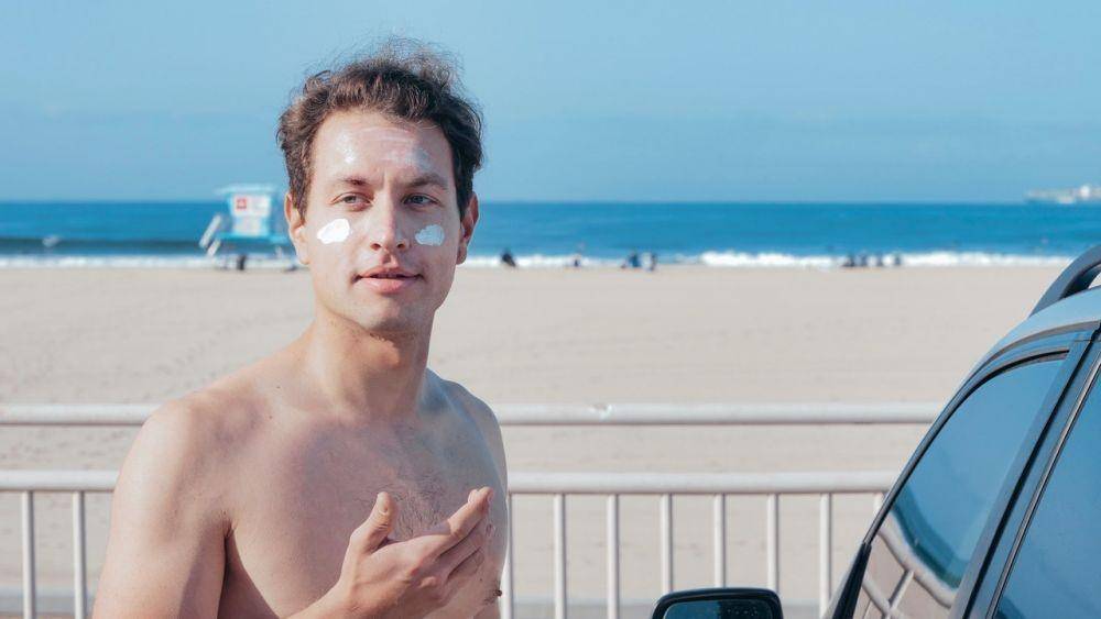 Pria memakai sunscreen (pexels.com/Kindel Media)