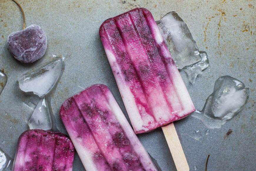 ilustrasi es stik rujak serut (unsplash.com/Alison Marras)