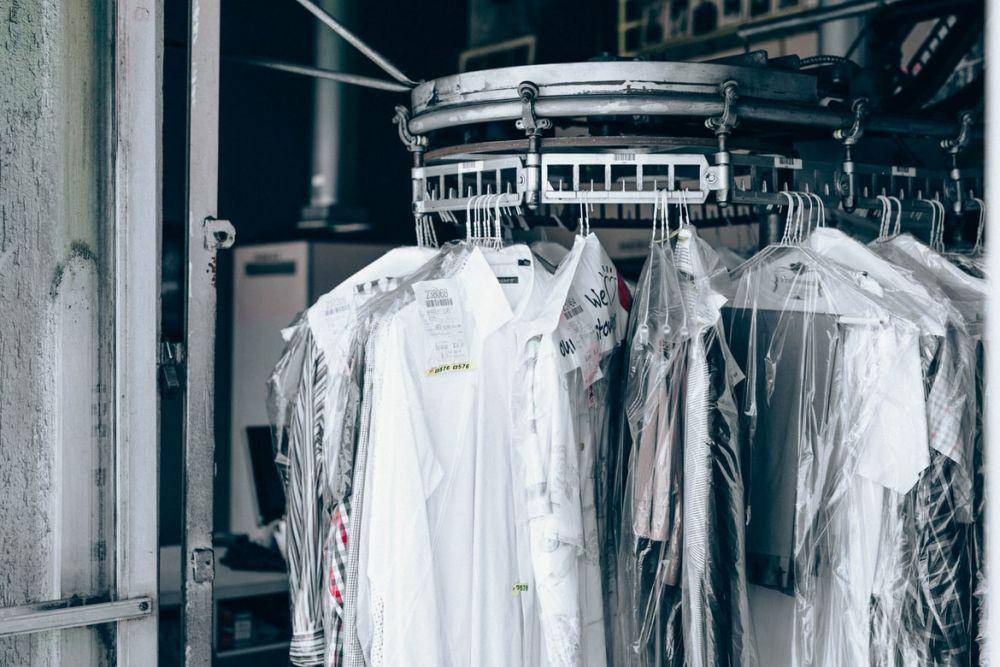 ilustrasi dry cleaning (unsplash.com/Nathan Dumlao)