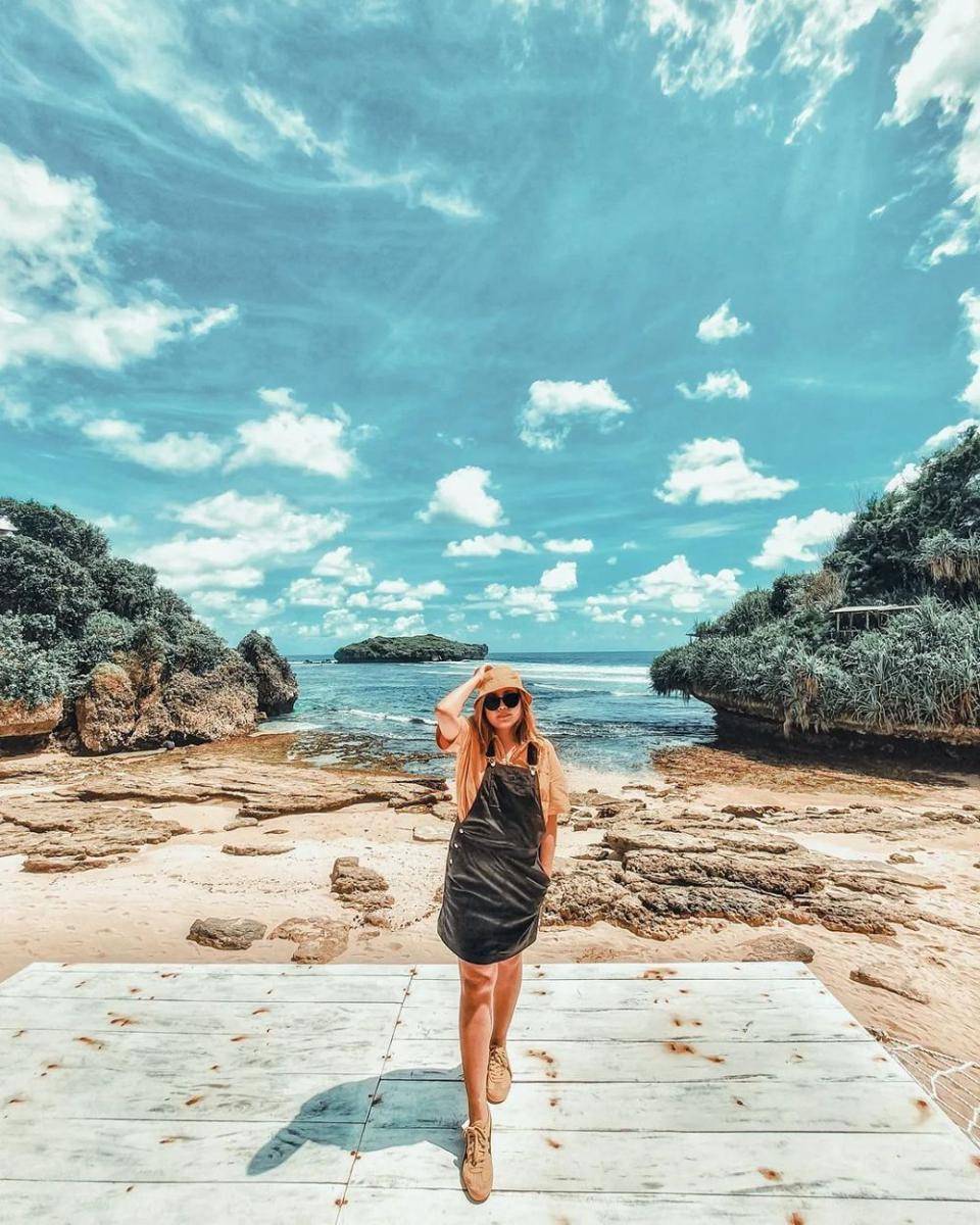 batu karang di Pantai Slili, Gunung Kidul, Yogyakarta (instagram.com/hernie.soekarno)