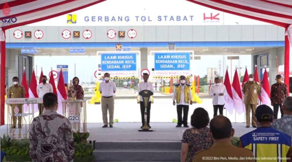 Presiden Joko "Jokowi" Widodo ketika meresmikan jalan tol Binjai-Stabat di Sumatera Utara pada Jumat, 4 Februari 2022 (Tangkapan layar YouTube Sekretariat Presiden)