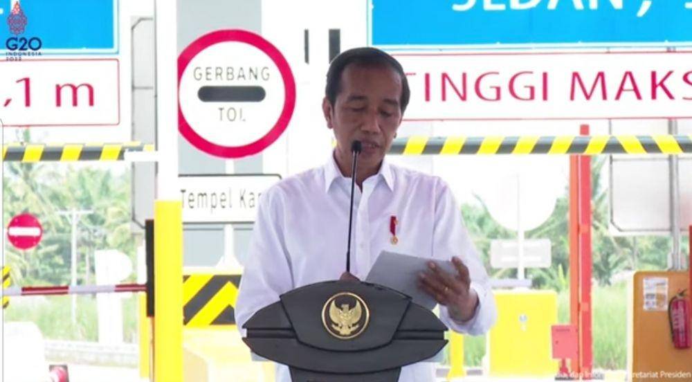 Presiden Joko "Jokowi" Widodo ketika meresmikan Jalan Tol Binjai-Stabat, Sumatera Utara pada Jumat, 4 Februari 2022 (Tangkapan layar YouTube Sekretariat Presiden)