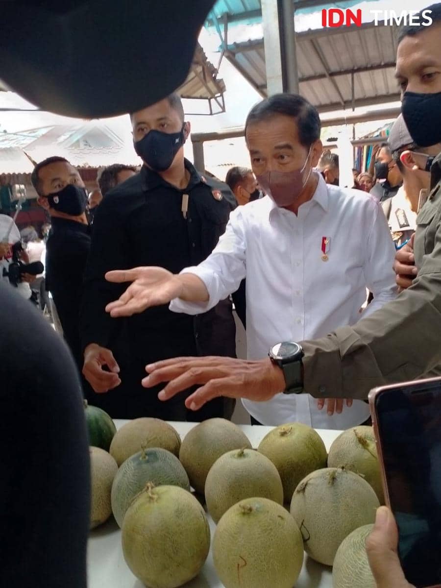 Presiden Jokowi kunjungi Pasar Kebun Lada Binjai, Jumat (4/2/2022) (IDN Times/Bambang Suhandoko)