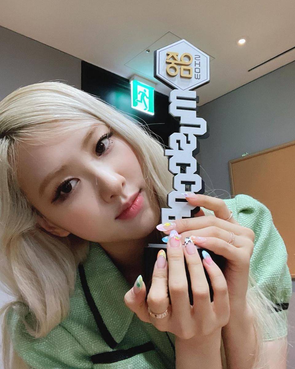 nail art Rose BLACKPINK (instagram.com/roses_are_rosie)