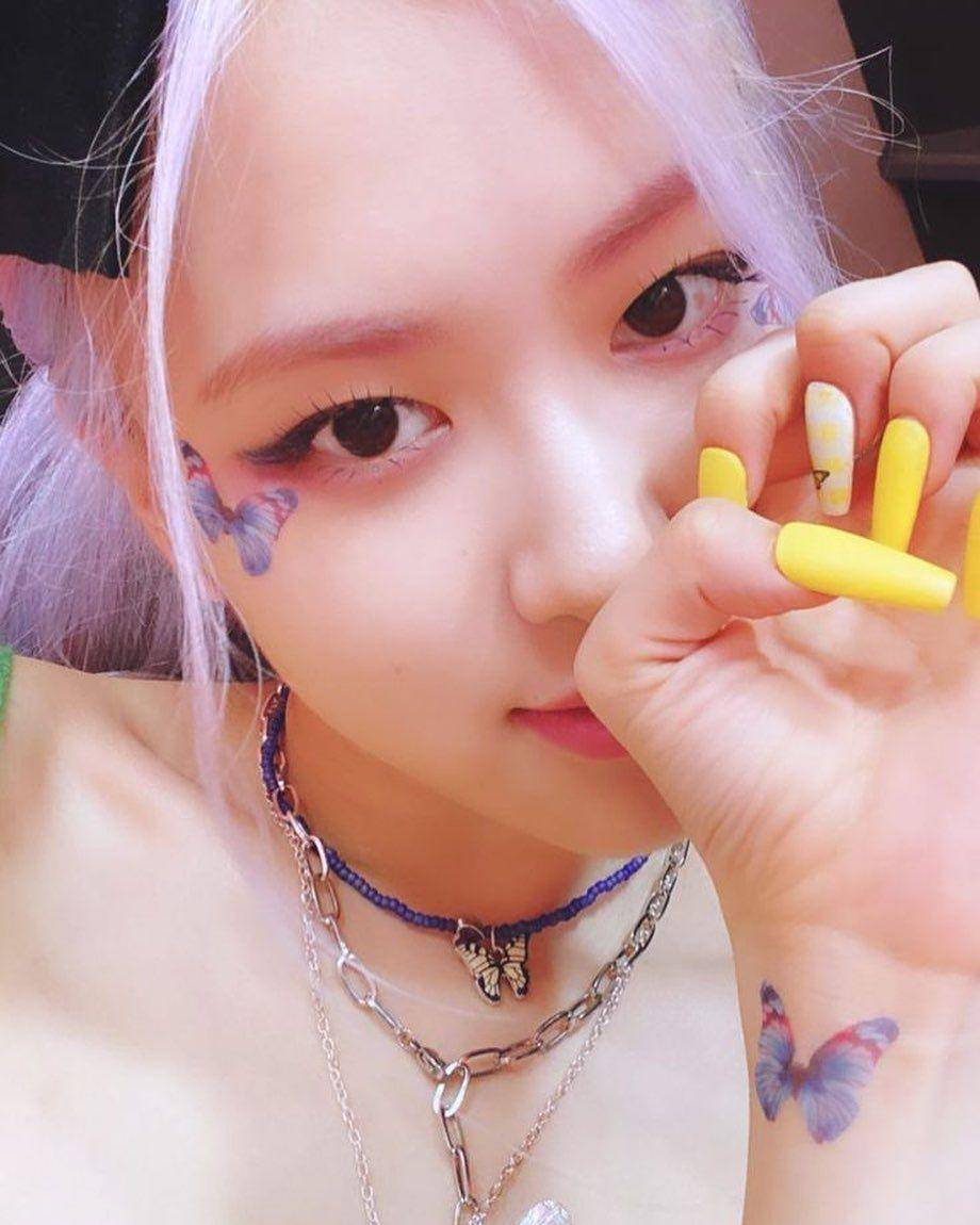 nail art Rose BLACKPINK (instagram.com/blackpinkfashionupdate)