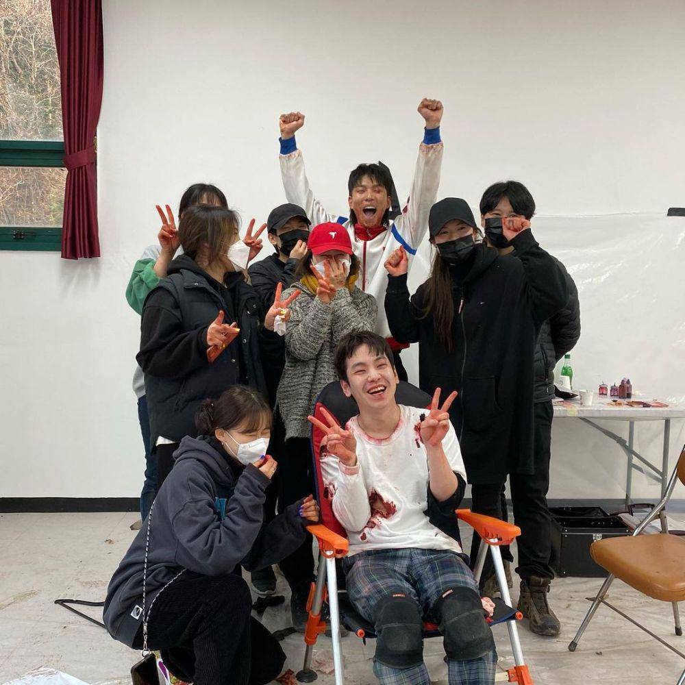Yoo In Soo bareng pemeran All of Us Are Dead (instagram.com/k.a_innsoo)