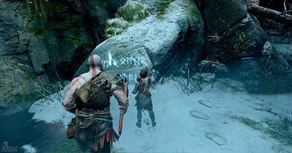 Atreus membaca tulisan rune ( Dok. Santa Monica Studio / God of War )