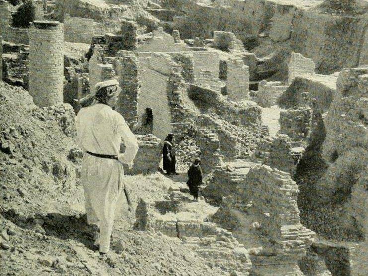 Reruntuhan Babilonia ditemukan setelah pencarian selama dua belas tahun oleh para arkeolog Jerman, yang mulai menggali pada tahun 1900. (gutenberg.readingroo.ms/Underwood dan Underwood, London)