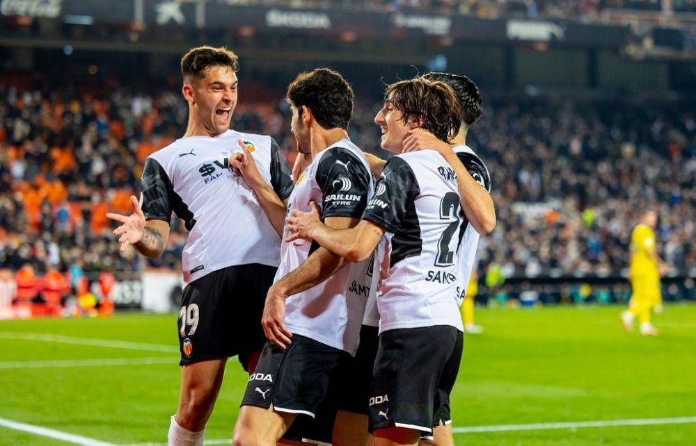 Pemain Valencia melakukan selebrasi gol di sisi lapangan. (instagram.com/bryan11gil)