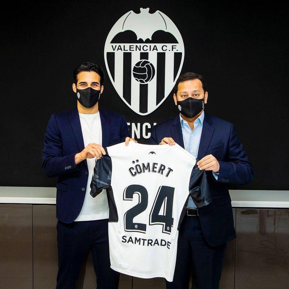 Eray Cömert memamerkan jerseynya saat bergabung bersama Valencia. (instagram.com/eray_coemert)