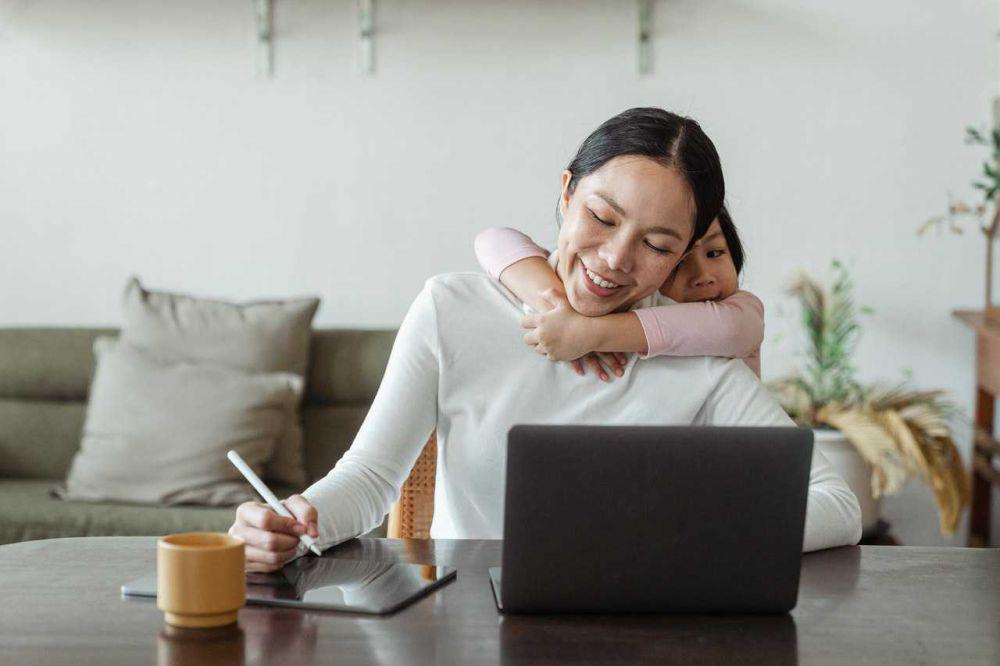 5 Tips Mempermudah Single Mom Merawat Anak Sekaligus Bekerja