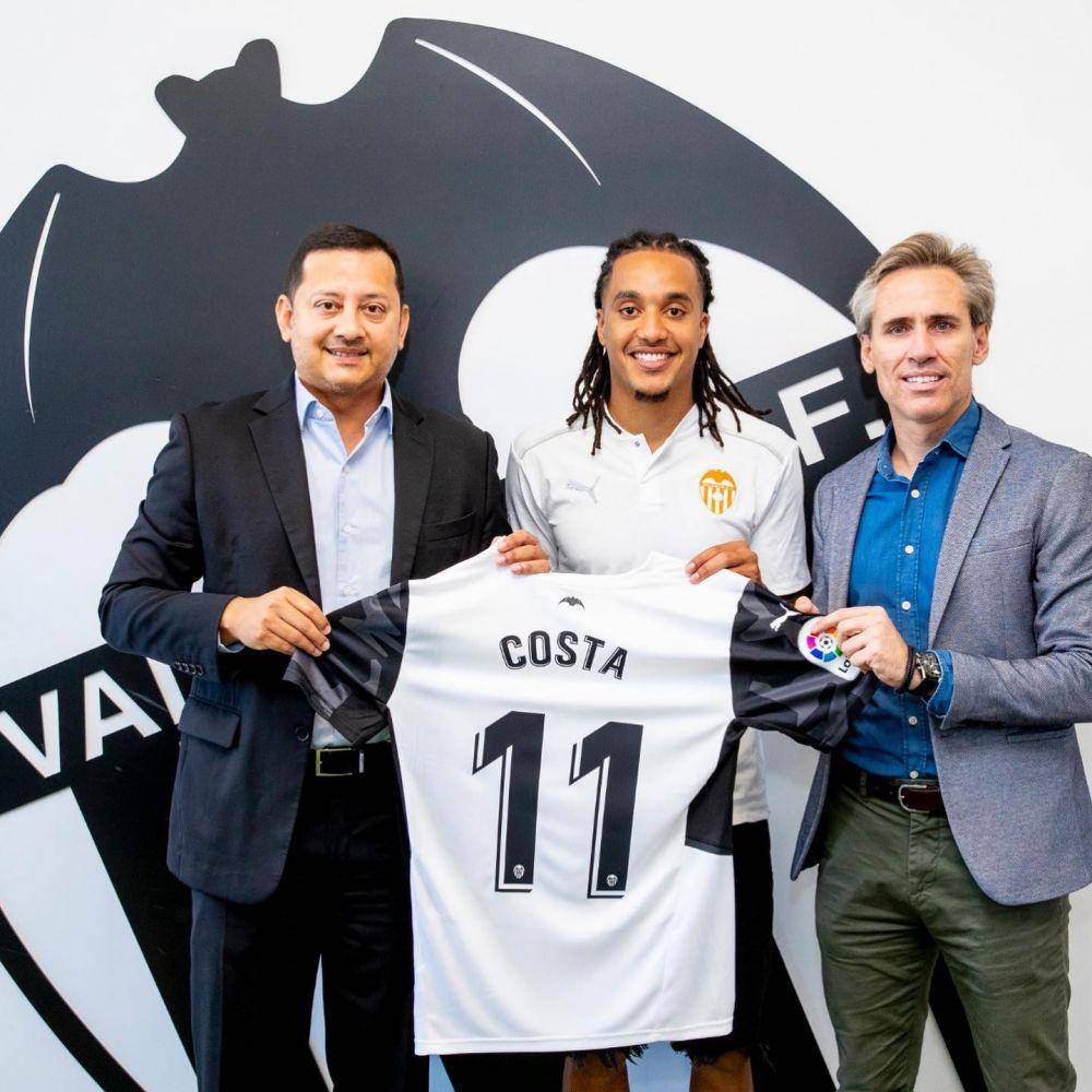 Helder Costa ketika resmi bergabung dengan Valencia. (instagram.com/heldercosta10)