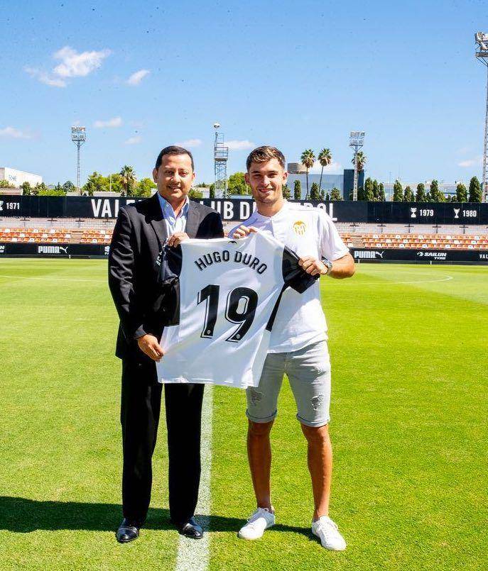Hugo Duro memamerkan jerseynya saat bergabung bersama Valencia. (instagram.com/hugoduro10)