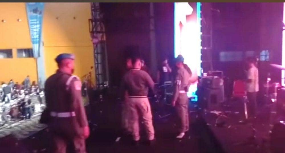 Tangkapan layar video pembubaran konser musik di Gedung CCC Makassar. / Istimewa