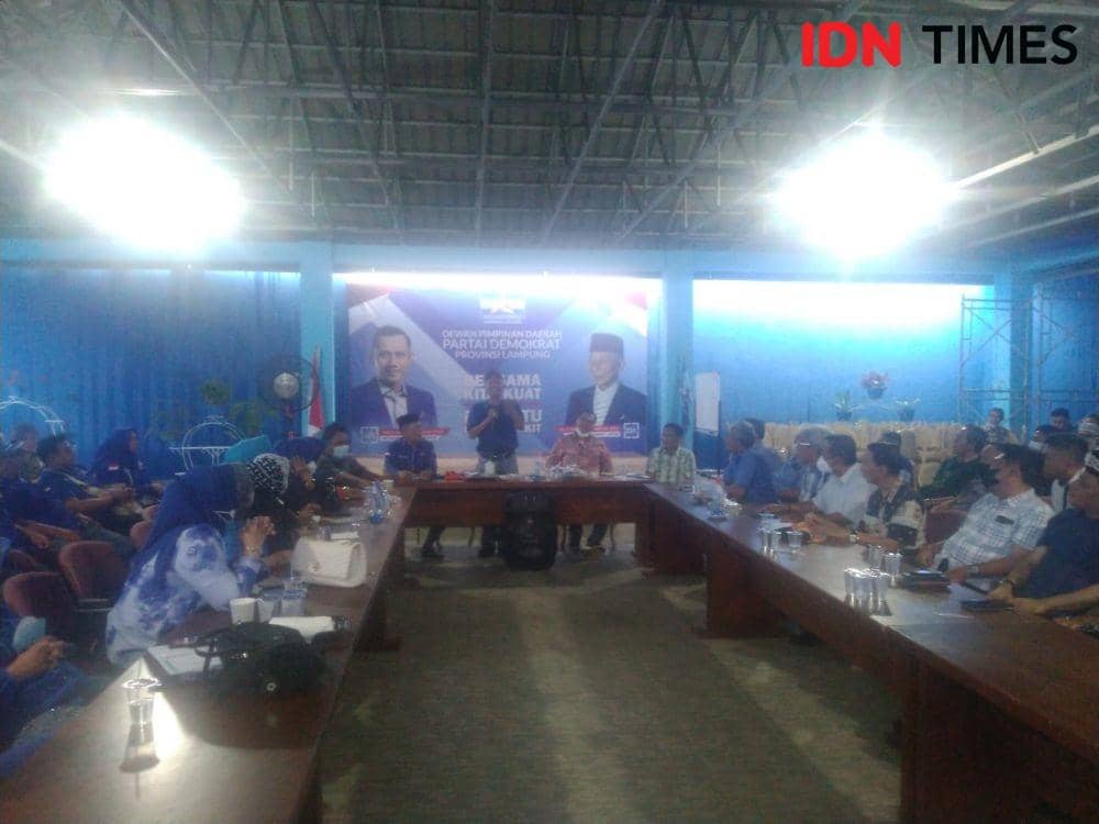 Politisi senior asal Provinsi Lampung, Alzier Dianis Thabranie resmi bergabung bersama Partai Demokrat Lampung pimpinan Ketua DPD Edy Irawan Arief. (IDN Times/Tama Yudha Wiguna)