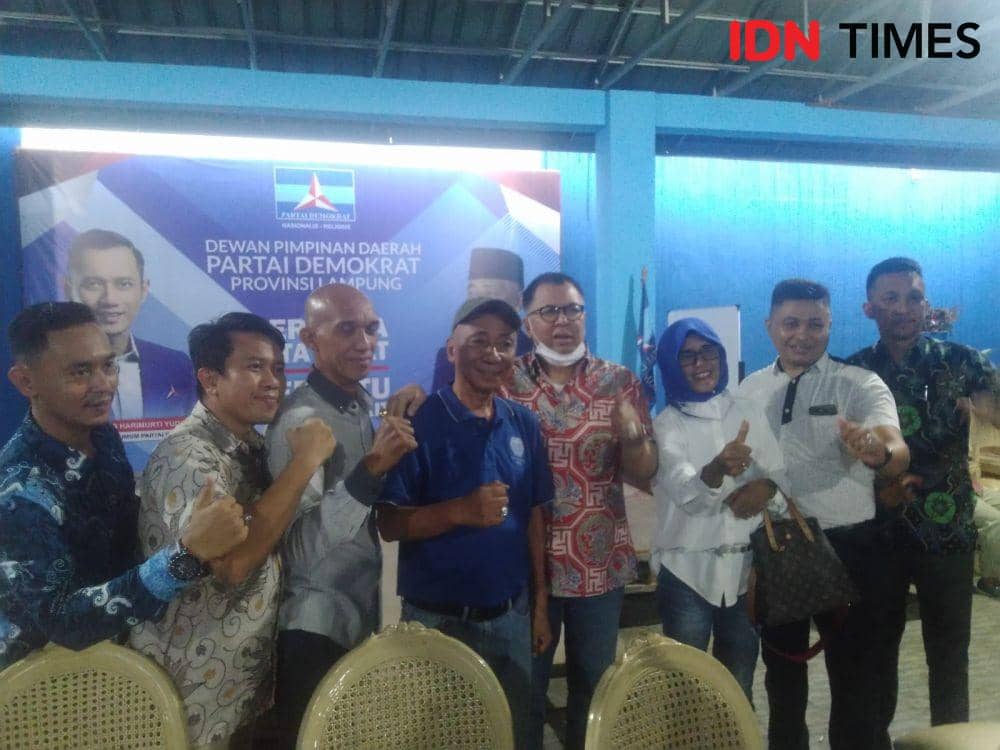 Politisi senior asal Provinsi Lampung, Alzier Dianis Thabranie resmi bergabung bersama Partai Demokrat Lampung pimpinan Ketua DPD Edy Irawan Arief. (IDN Times/Tama Yudha Wiguna)