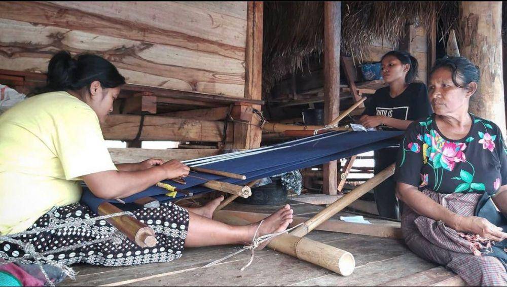 Warga sedang menenun di Kampung Tarung (instagram.com/arryx23)