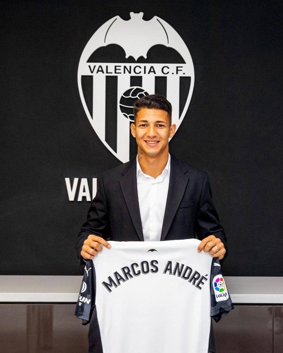 Marcos Andres bersama jersey barunya ketika resmi bergabung dengan Valencia pada 2021. (instagram.com/marcos.andre)