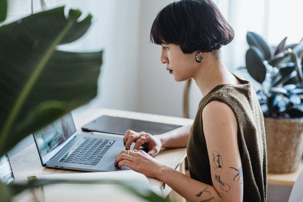 ilustrasi perempuan di depan laptop (pexels.com/Michael Burrows)