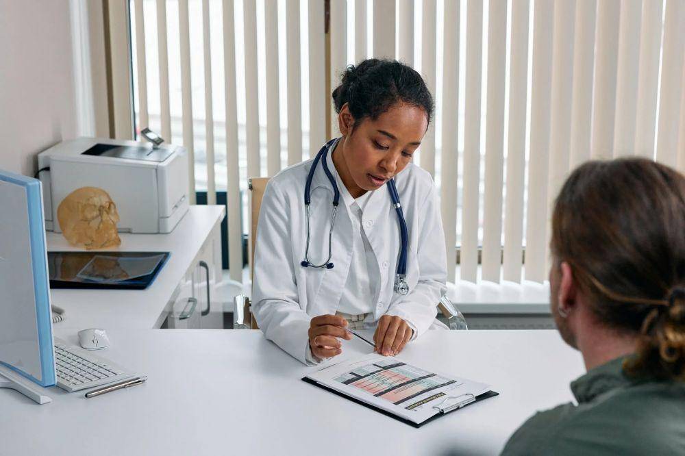 ilustrasi pemeriksaan dokter (pexels.com/cottonbro)