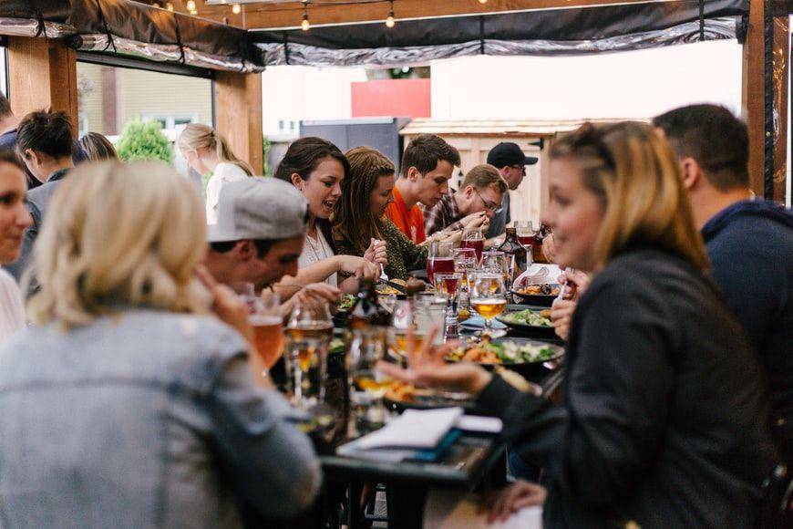 Beberapa orang yang sedang makan bersama. (unsplash.com/Priscilla Du Preez)
