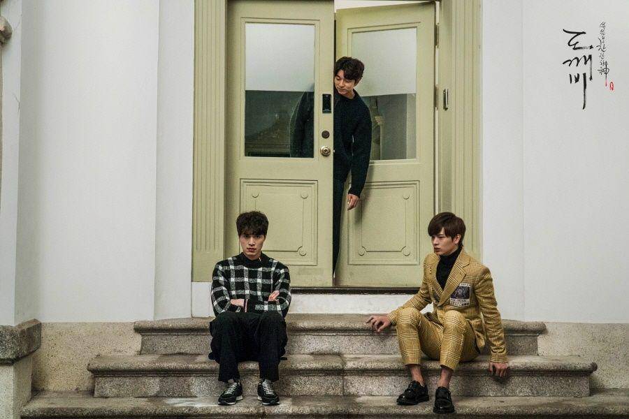 potret Gong Yoo, Lee Dong Wook, dan Yook Sung Jae di Unhyeongung Yanggwan (dok. tvN/Goblin)