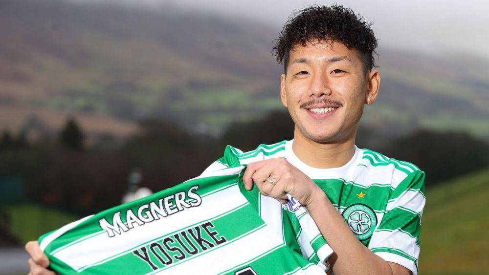 Yosuke Ideguchi dipamerkan sebagai penggawa baru Celtic. (skysports.com)