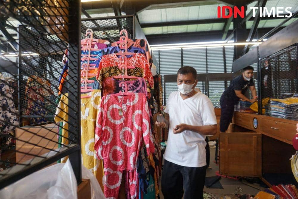 Pedagang yang sudah direlokasi menata barang dagangannya di los Teras Malioboro 1. (IDN Times/Tunggul Damarjati)