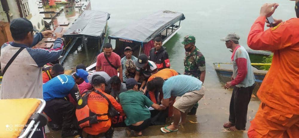 Tim gabungan menemukan jasad pasangan suami istri Sarimun (65) dan Manisah (60) meninggal di area Bendungan Batu Tegi Tanggamus, Sabtu (5/2/2022). (Dok Polres Tanggamus).