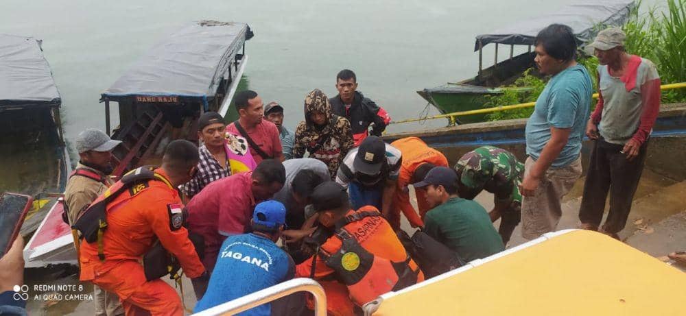 Tim gabungan menemukan jasad pasangan suami istri Sarimun (65) dan Manisah (60) meninggal di area Bendungan Batu Tegi Tanggamus, Sabtu (5/2/2022). (Dok Polres Tanggamus).