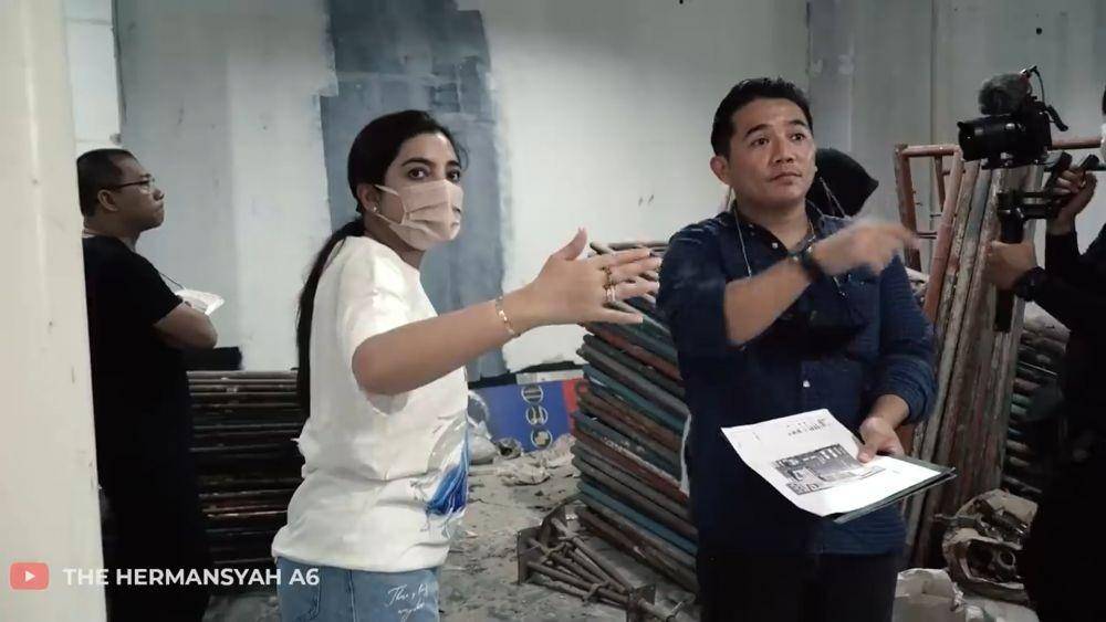 Ashanty pantau pembangunan pabrik (youtube/The Hermansyah A6)