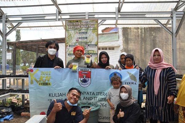 Mahasiswa ITERA peserta KKN di Desa Fajar Baru, Kabupaten Mesuji, Provinsi Lampung mengadakan kegiatan pengenalan digital marketing ke pelaku UMKM. (Dok. ITERA).