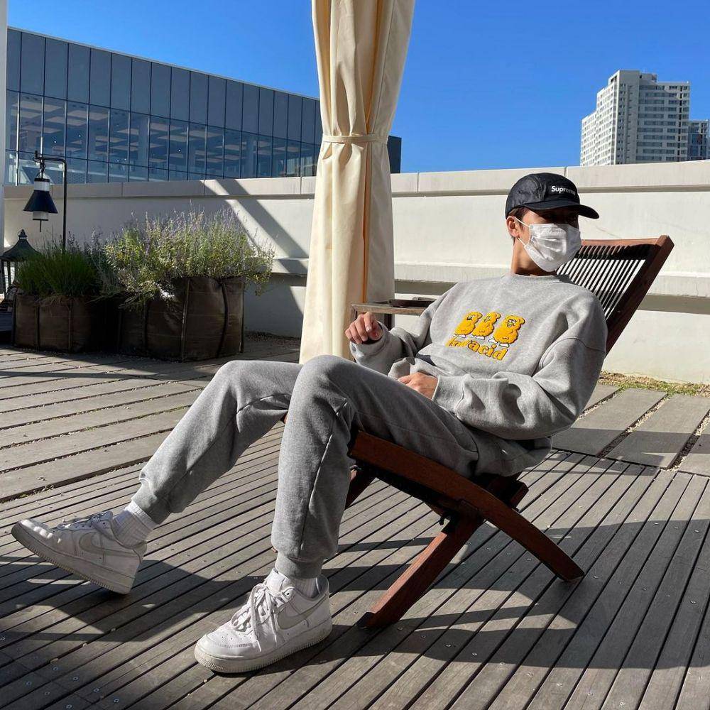 Gaya busana Taeil NCT (instagram.com/mo.on_air)