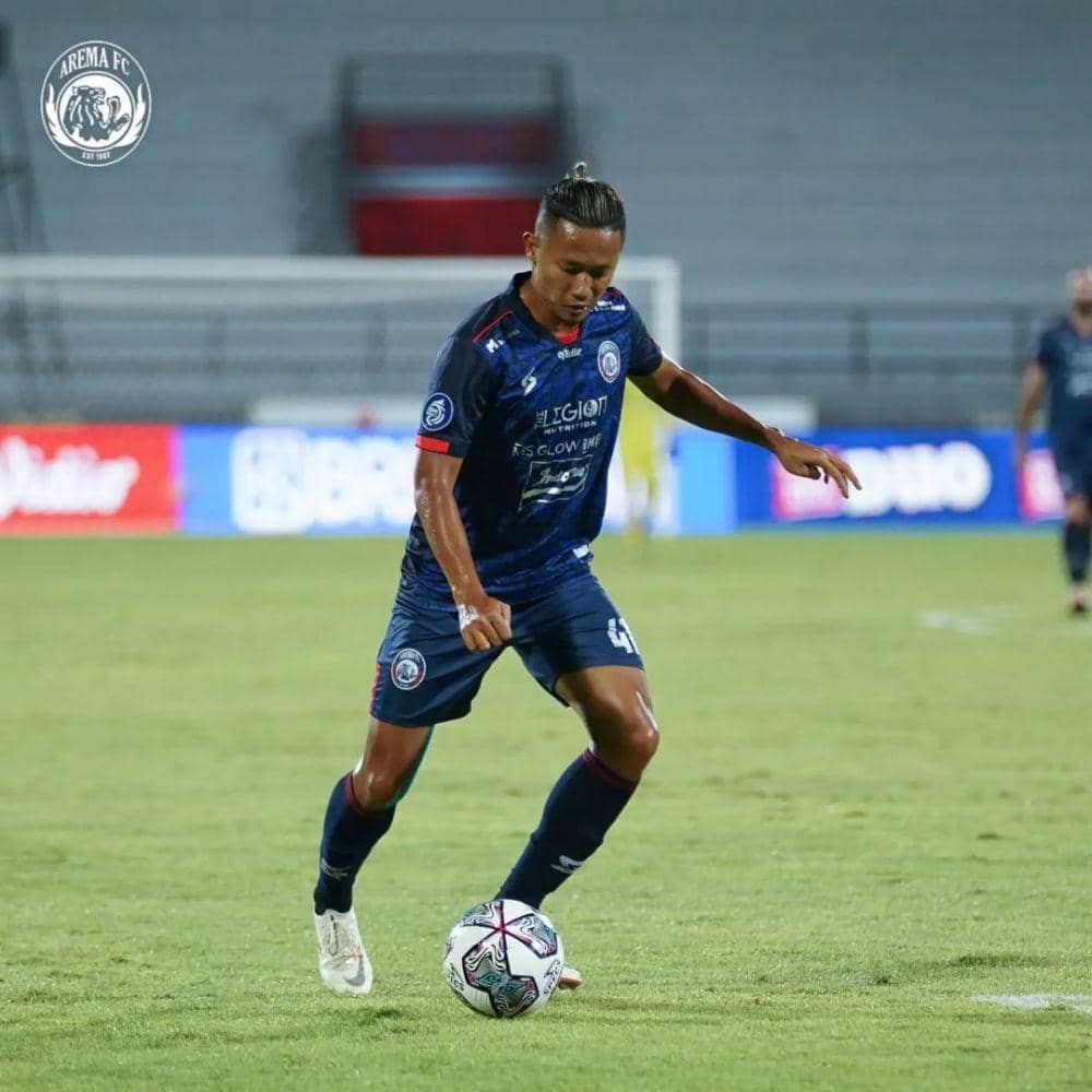 Dendi Santoso saat beraksi dalam laga kontra Persija Jakarta. Instagram/aremafcofficial