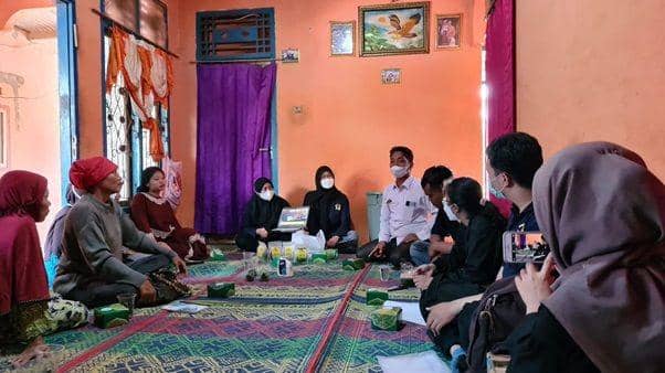 Mahasiswa ITERA peserta KKN di Desa Fajar Baru, Kabupaten Mesuji, Provinsi Lampung mengadakan kegiatan pengenalan digital marketing ke pelaku UMKM. (Dok. ITERA).