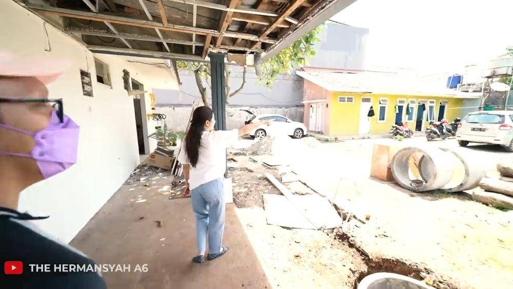 Ashanty pantau pembangunan pabrik (youtube/The Hermansyah A6)