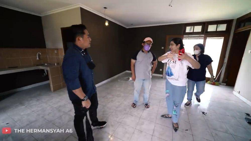 Ashanty pantau pembangunan pabrik (youtube/The Hermansyah A6)