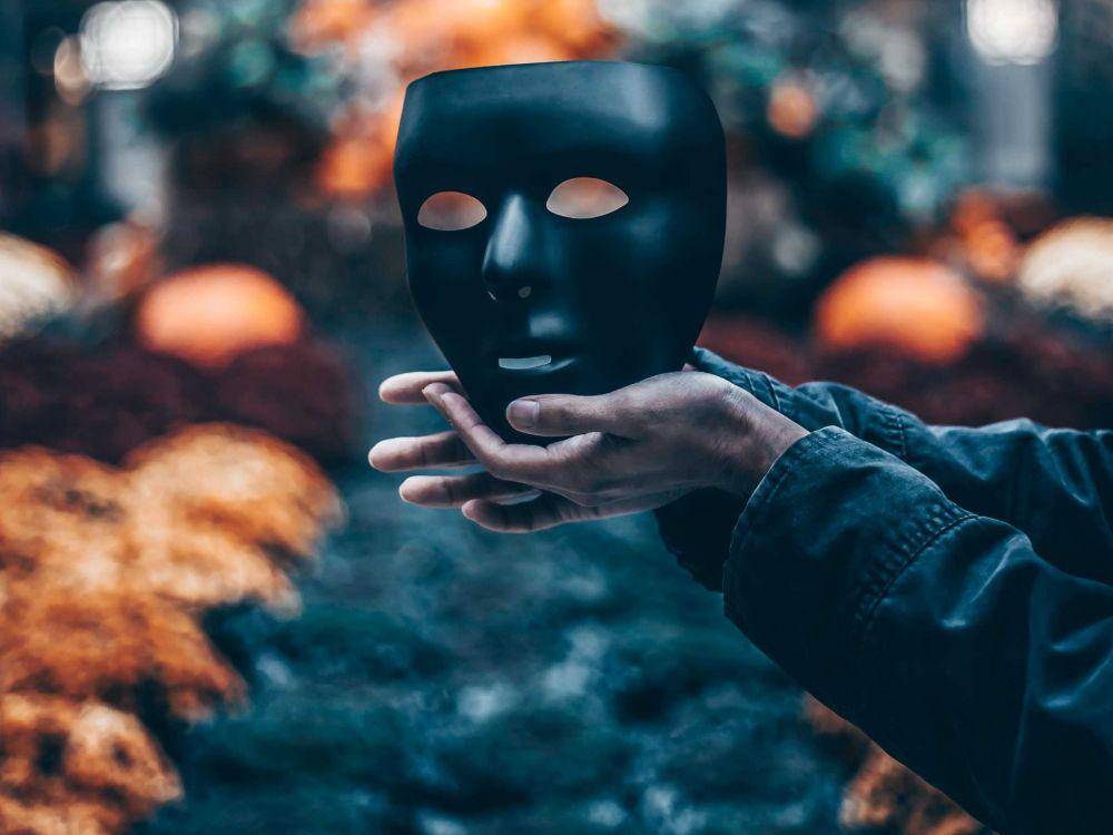ilustrasi topeng (unsplash.com/John Noonan)