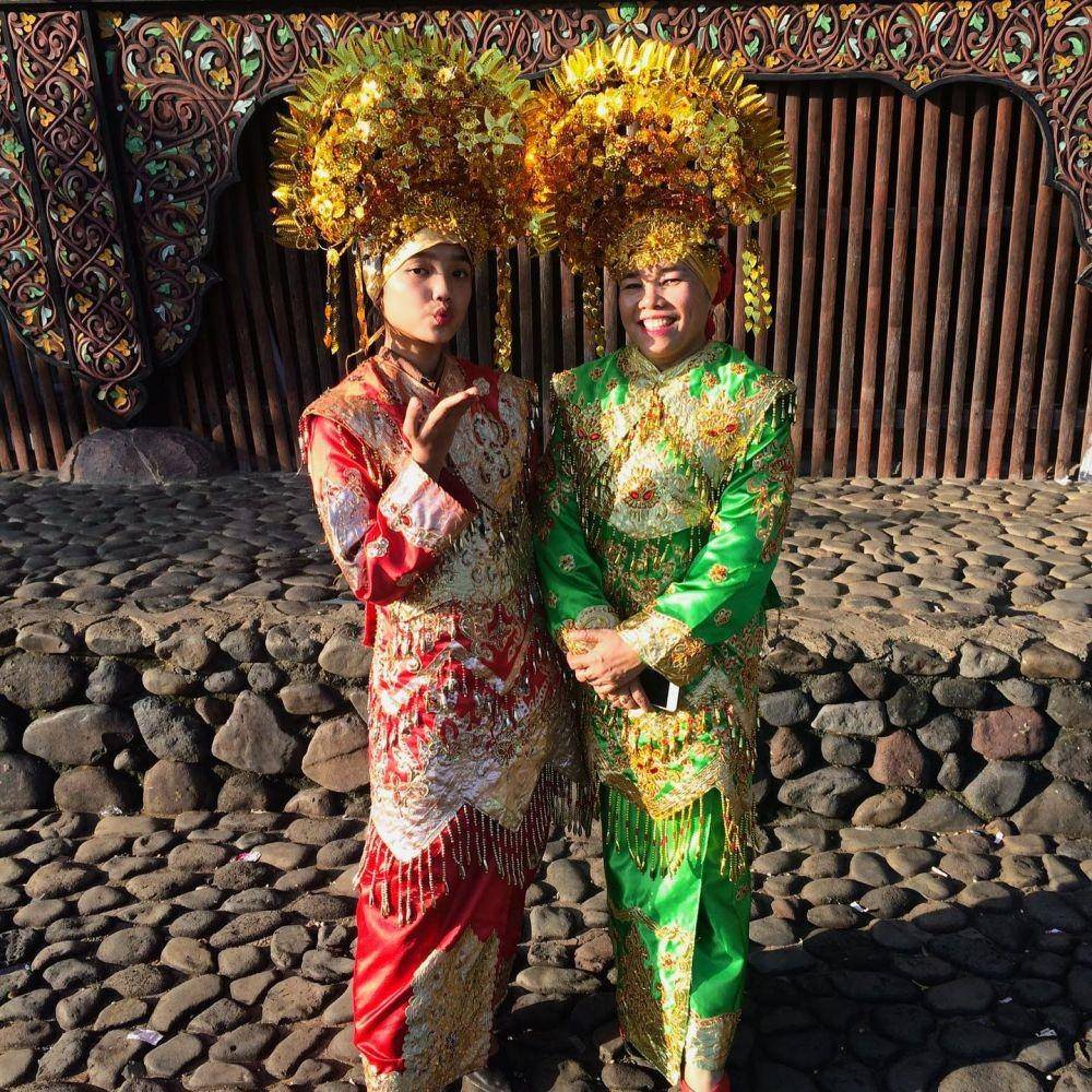 Fuji kenakan baju adat (Instagram.com/fuji_an)