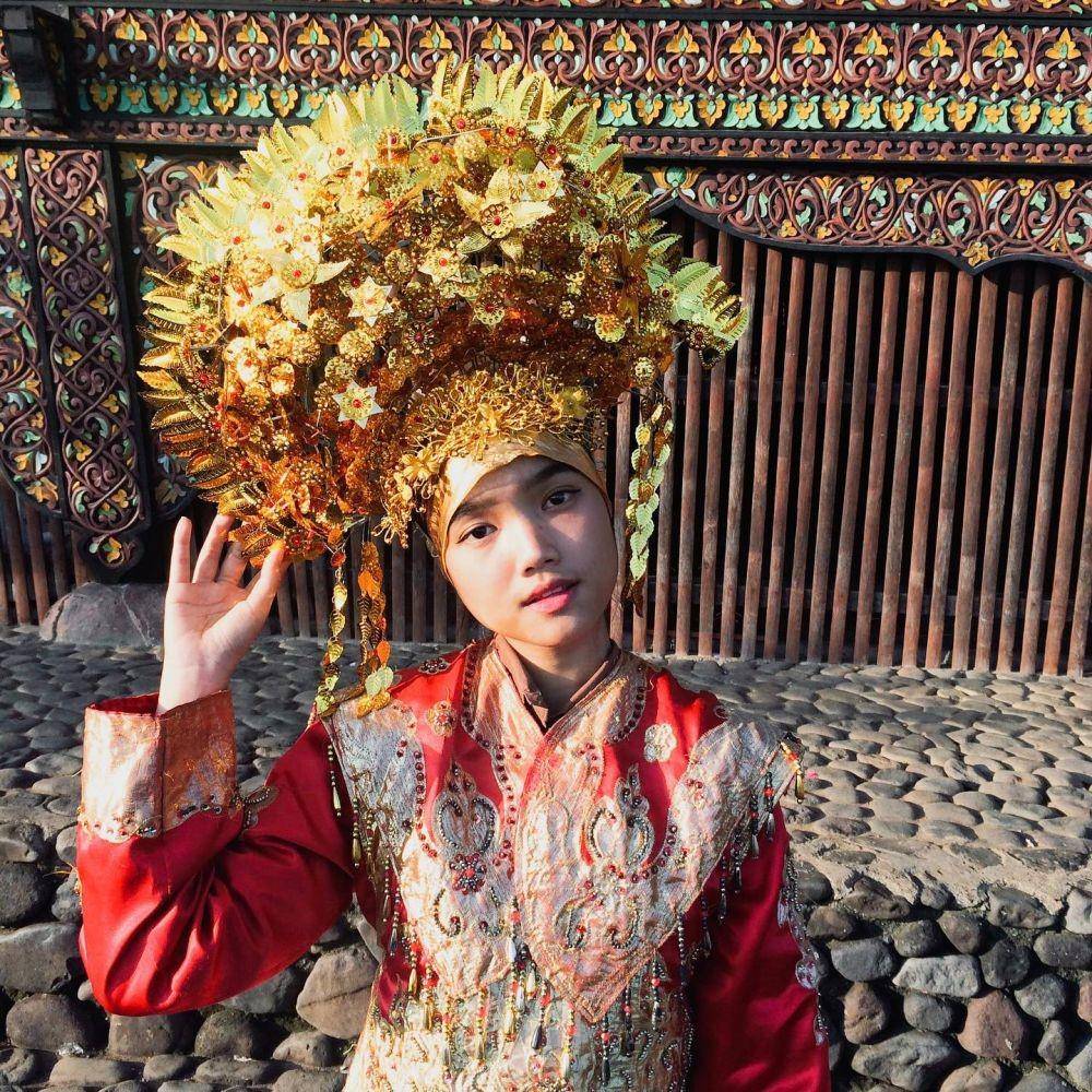 Fuji kenakan baju adat (Instagram.com/fuji_an)