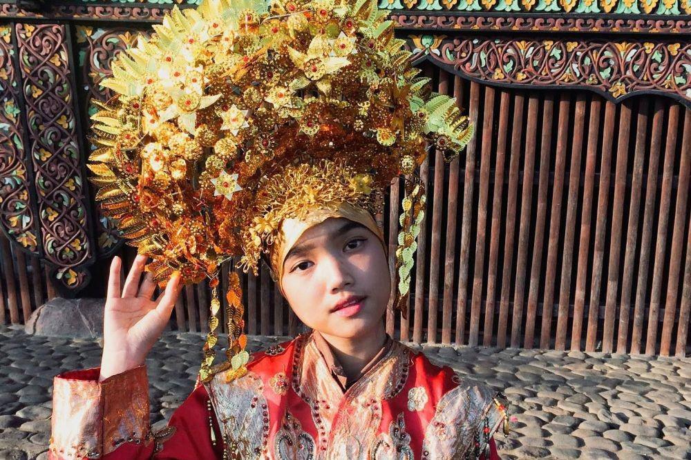 9 Potret Fuji Kenakan Baju Adat, Pesona Gadis Minang Terpancar