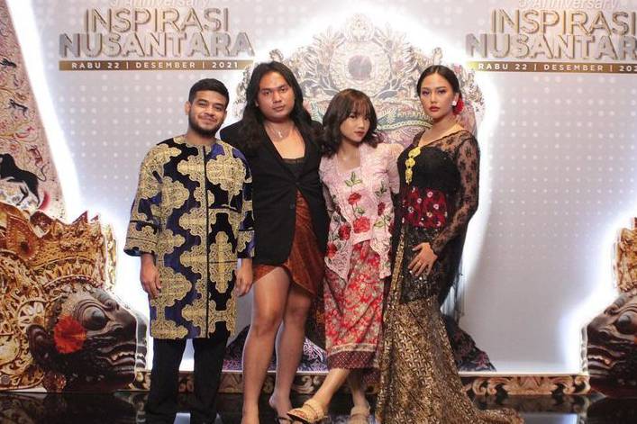 Fuji kenakan baju adat (Instagram.com/fuji_an)