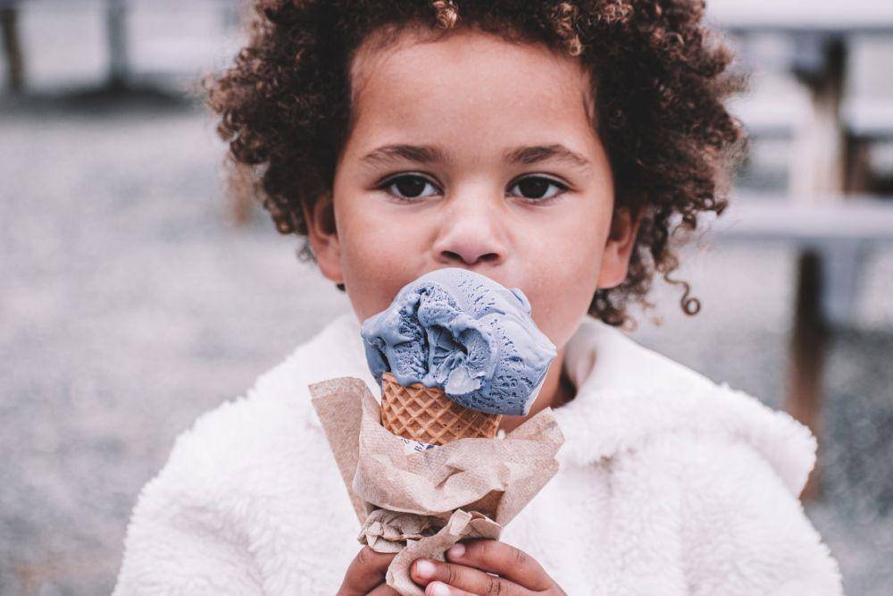 ilustrasi anak makan es krim (unsplash.com/Mieke Campbell)