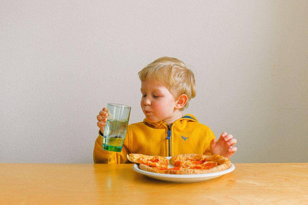 ilustrasi anak makan dengan porsi besar (pexels.com/Anna Shvets)