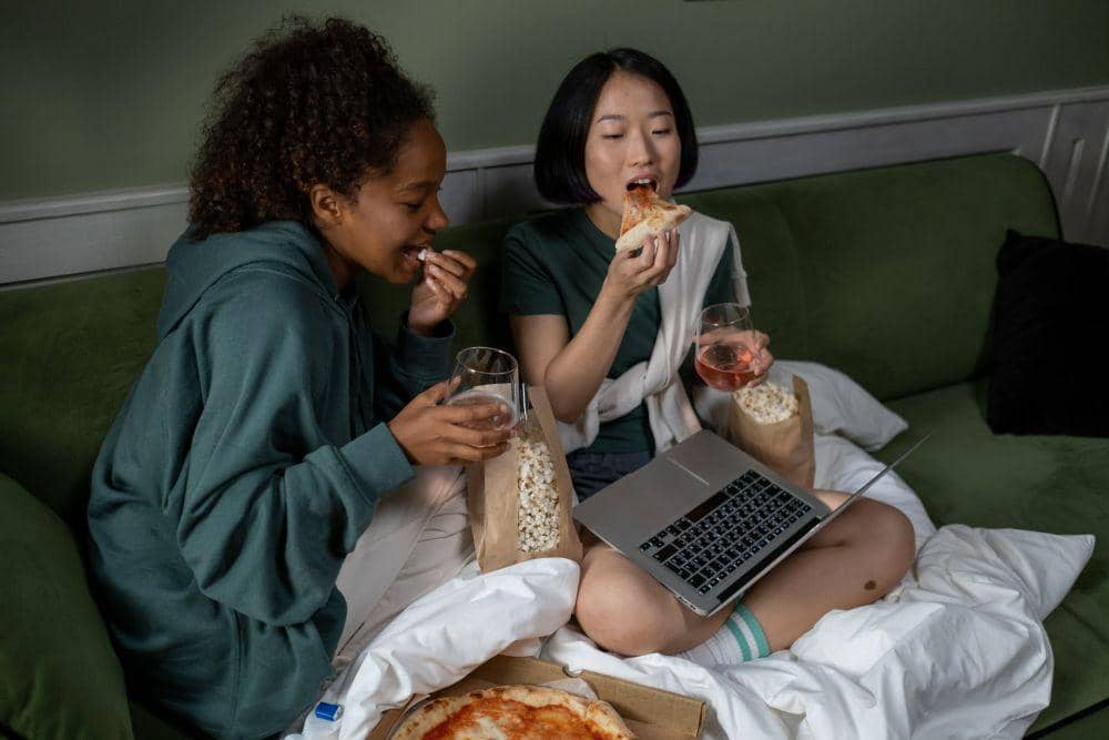 ilustrasi orang menyemil makanan (pexels.com/Ron Lach)